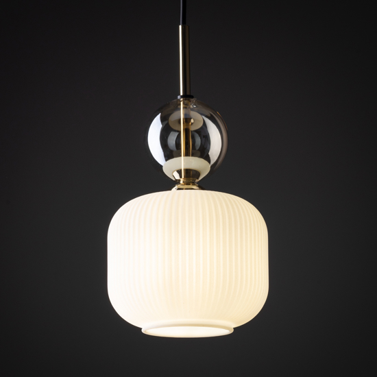 lampada a sospensione tonda in vetro bianco sfera ambra